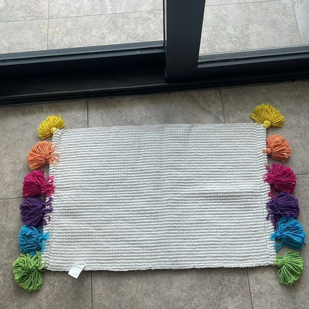 Pom Pom floor mat. NWOT. Never used. Non smoker home.